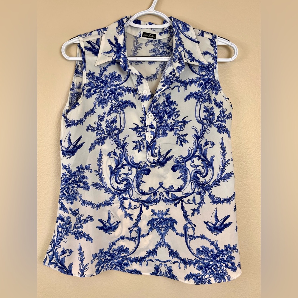 Star Fashion Floral Blue and White Sleeveless Button Up Blouse Women’s Medium